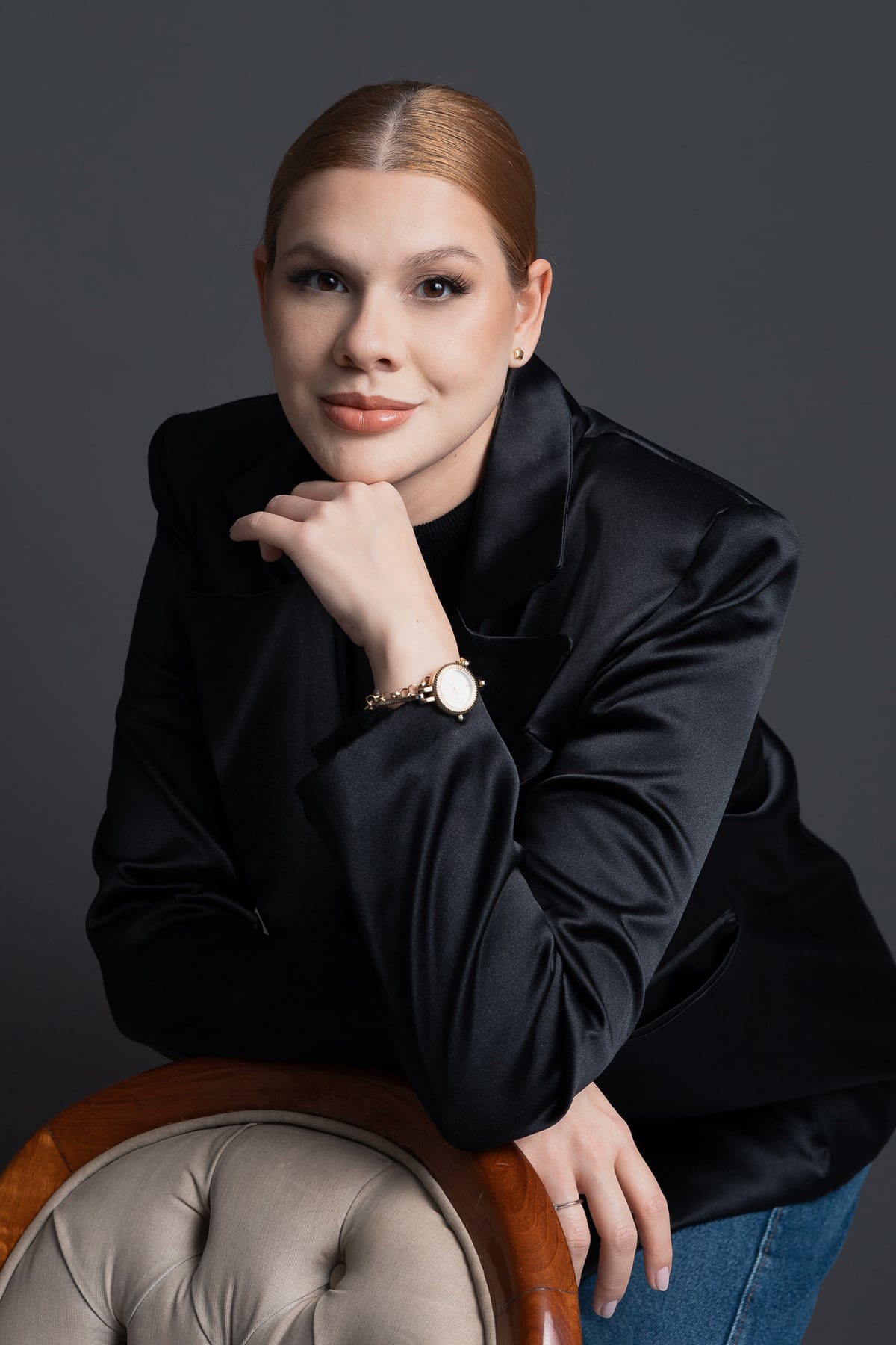 Dra. Tayná Zanezi em retrato profissional
